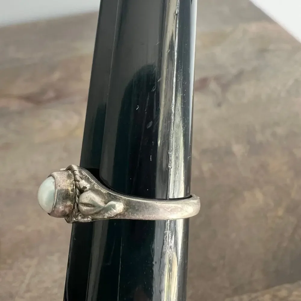 Vintage silver intricate ring with white stone (pearl?) - size 6.5